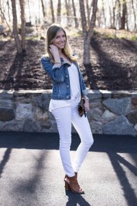 white jeans and cognac steve madden mules
