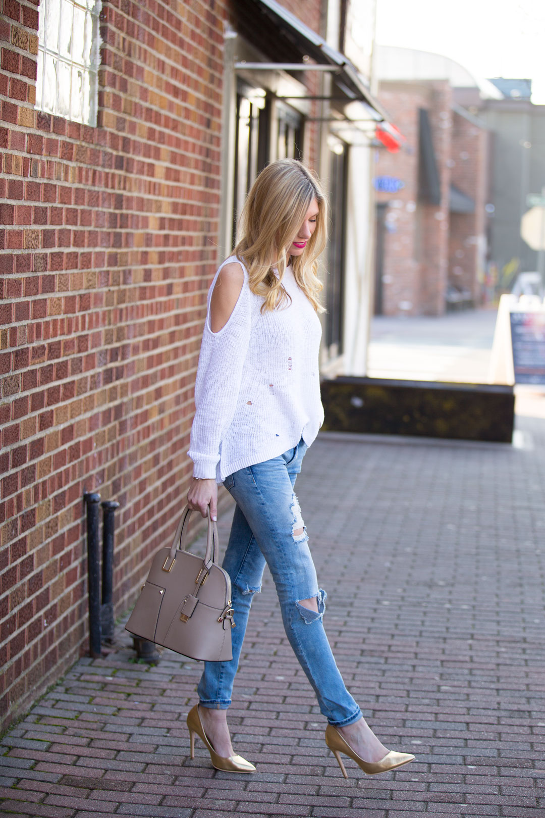 Alternatief voorstel bemanning Suradam gold pumps and ripped jeans - The Glamorous Gal | Everything Fashion