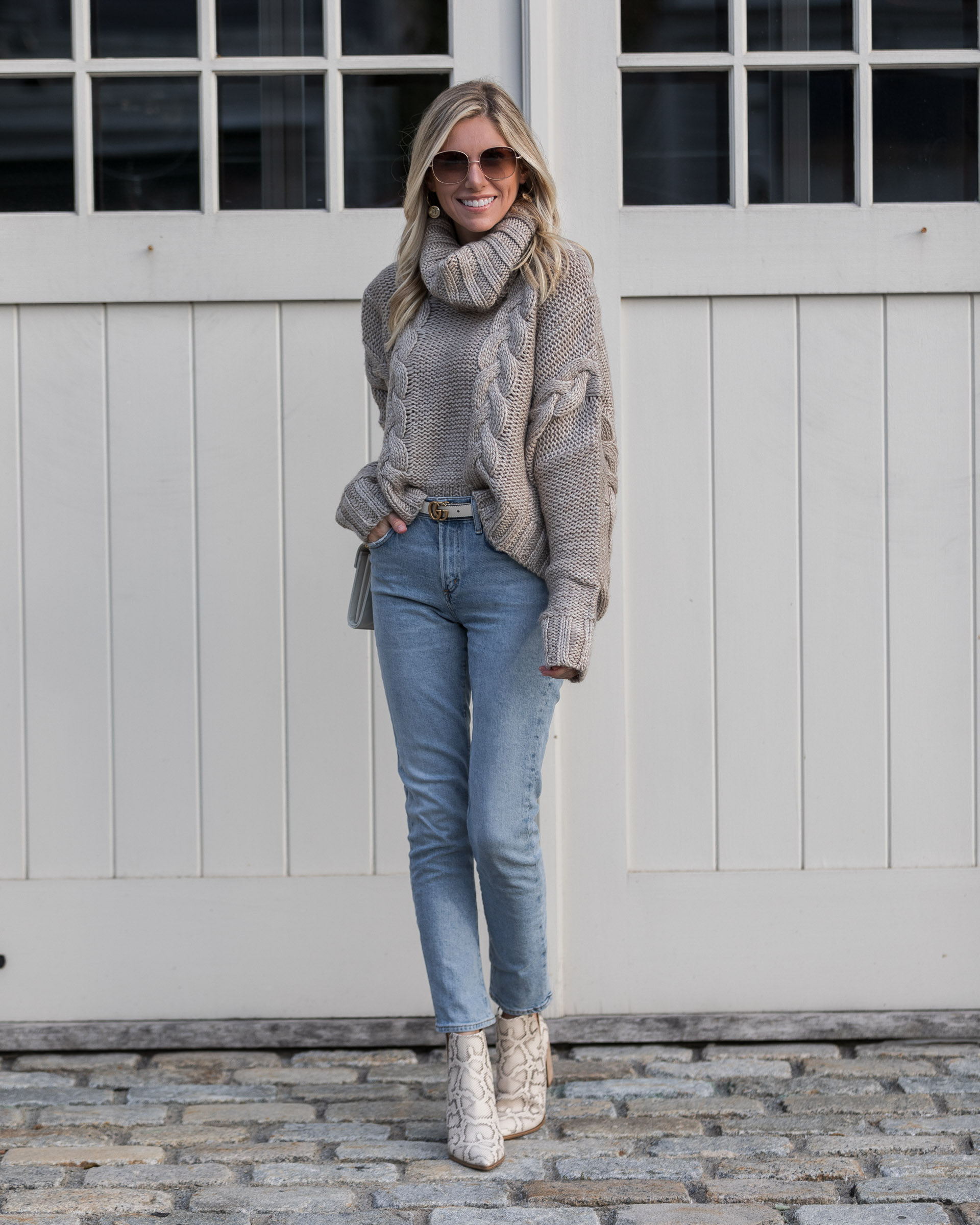 the-perfect-fall-outfit-jeans-and-sweater-the-glamorous-gal