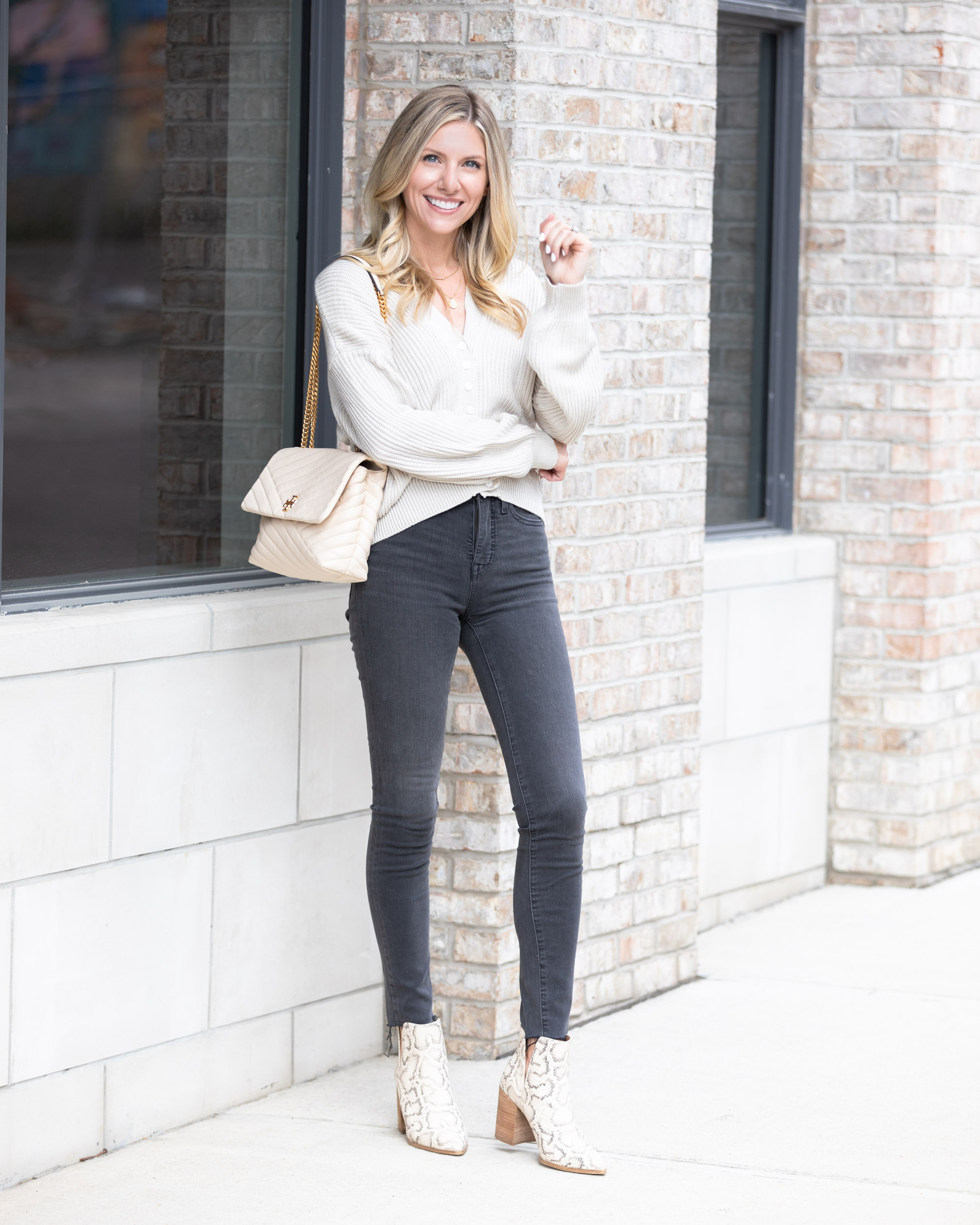 neutral-look-from-goodnight-macaroon-and-black-denim-the-glamorous-gal